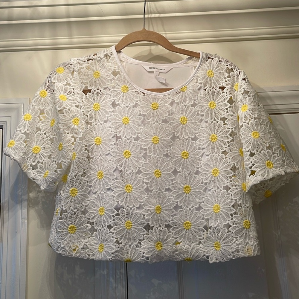 BCBGeneration Daisy Lace Crop - Picture 2 of 6
